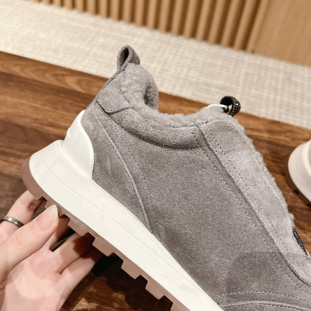 Sports shoes