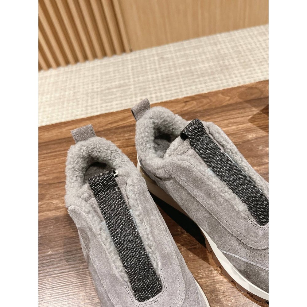 Sports shoes
