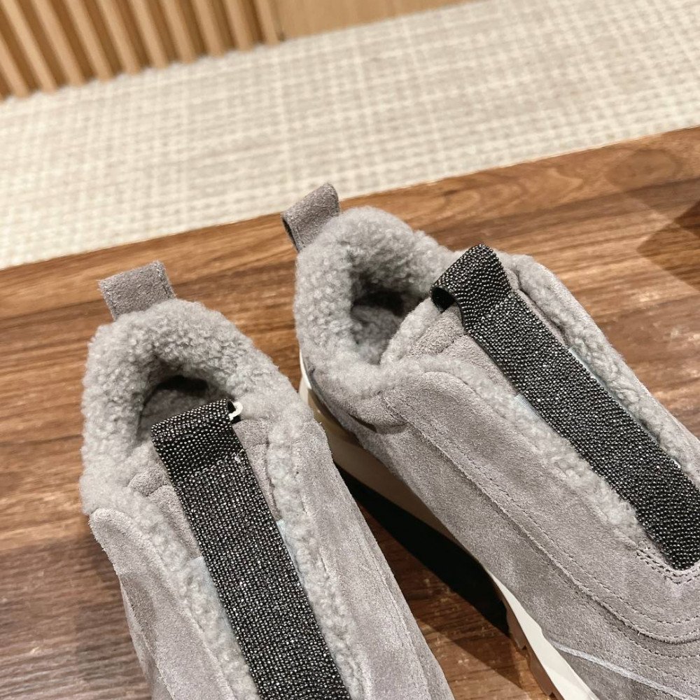 Sports shoes