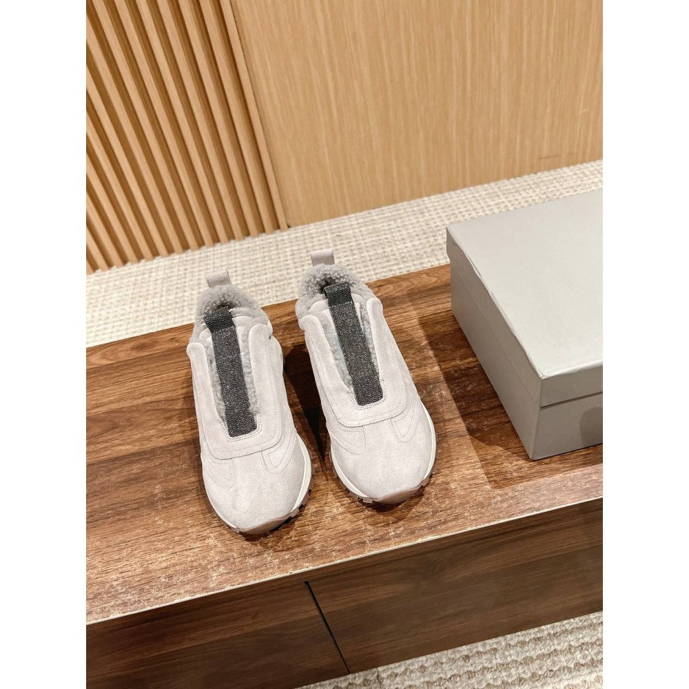 Sports shoes