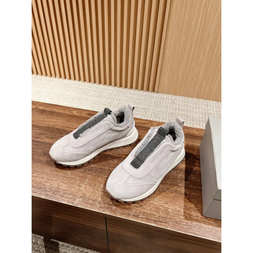 Sports shoes