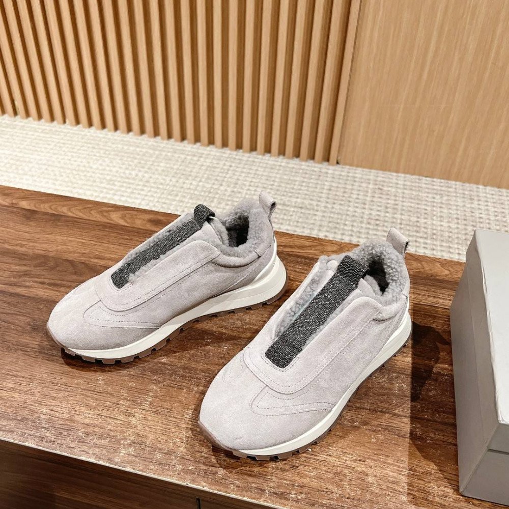Sports shoes