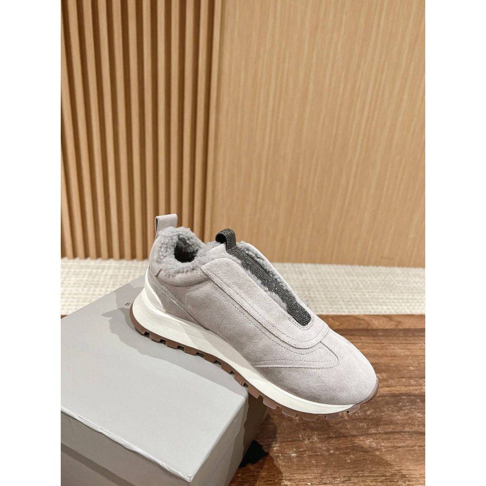 Sports shoes