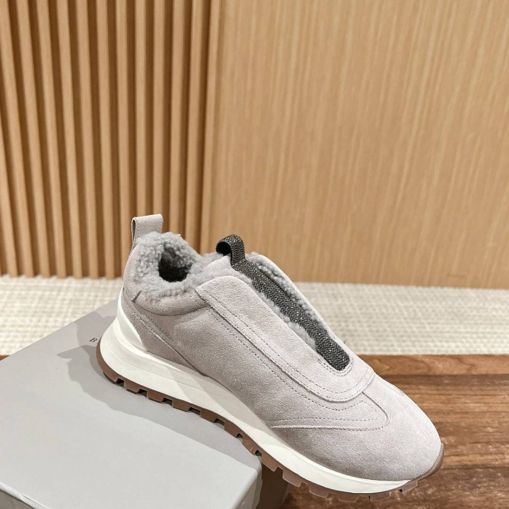 Sports shoes