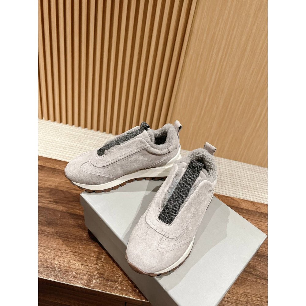 Sports shoes