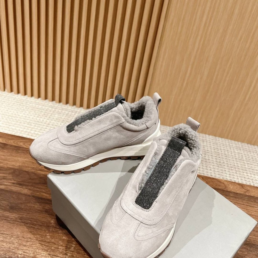 Sports shoes