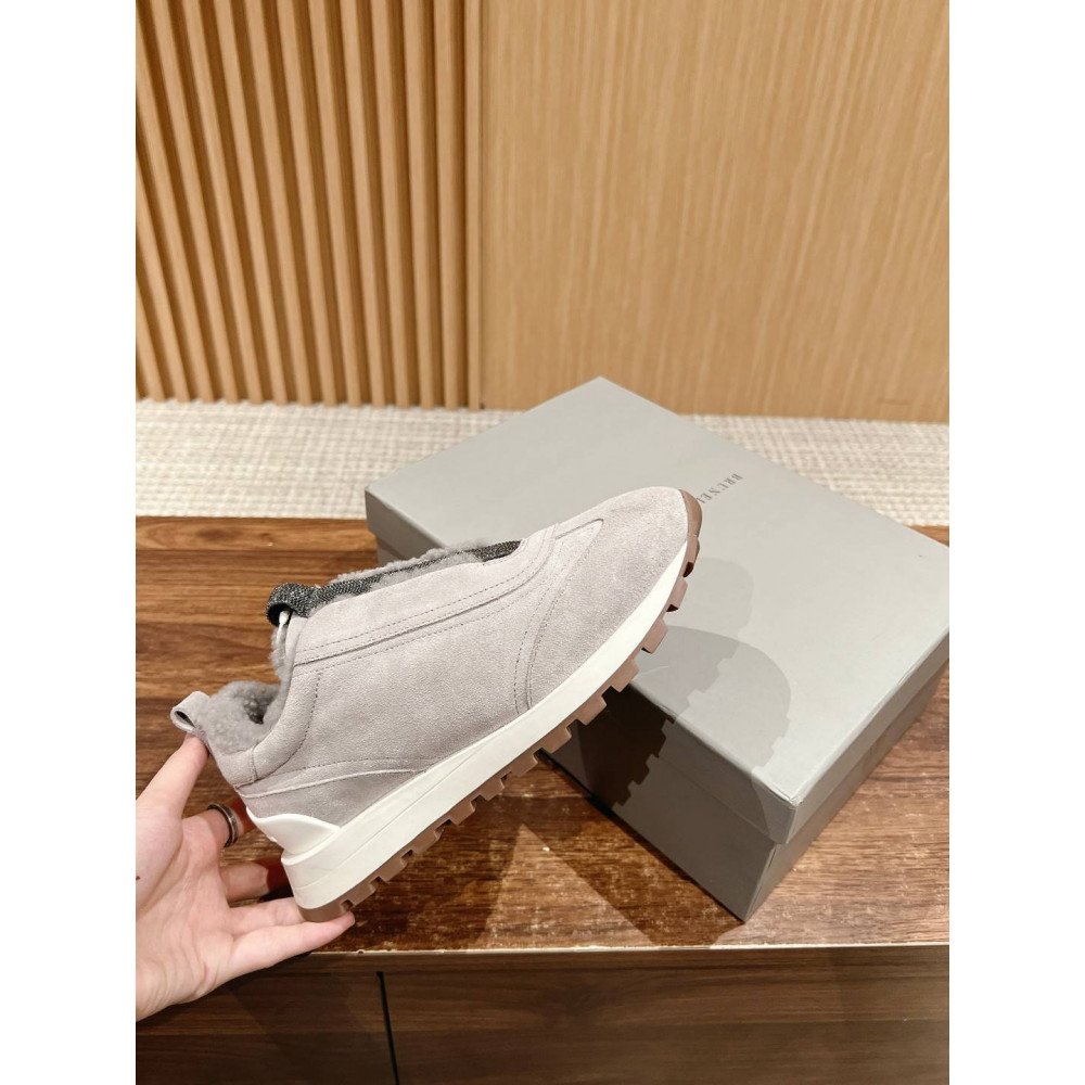Sports shoes