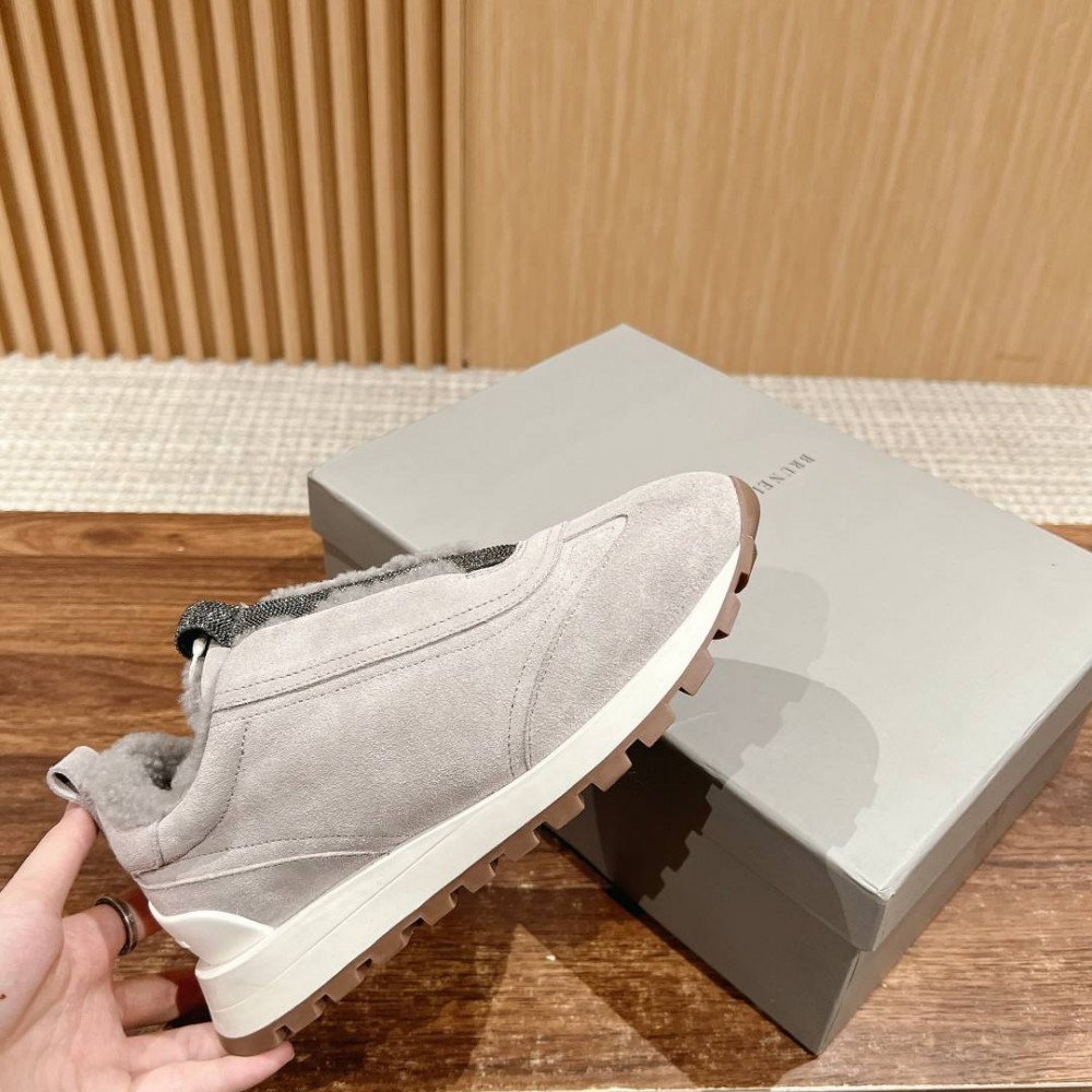 Sports shoes
