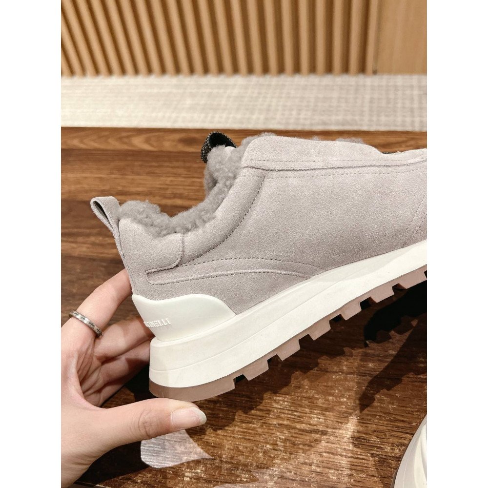 Sports shoes