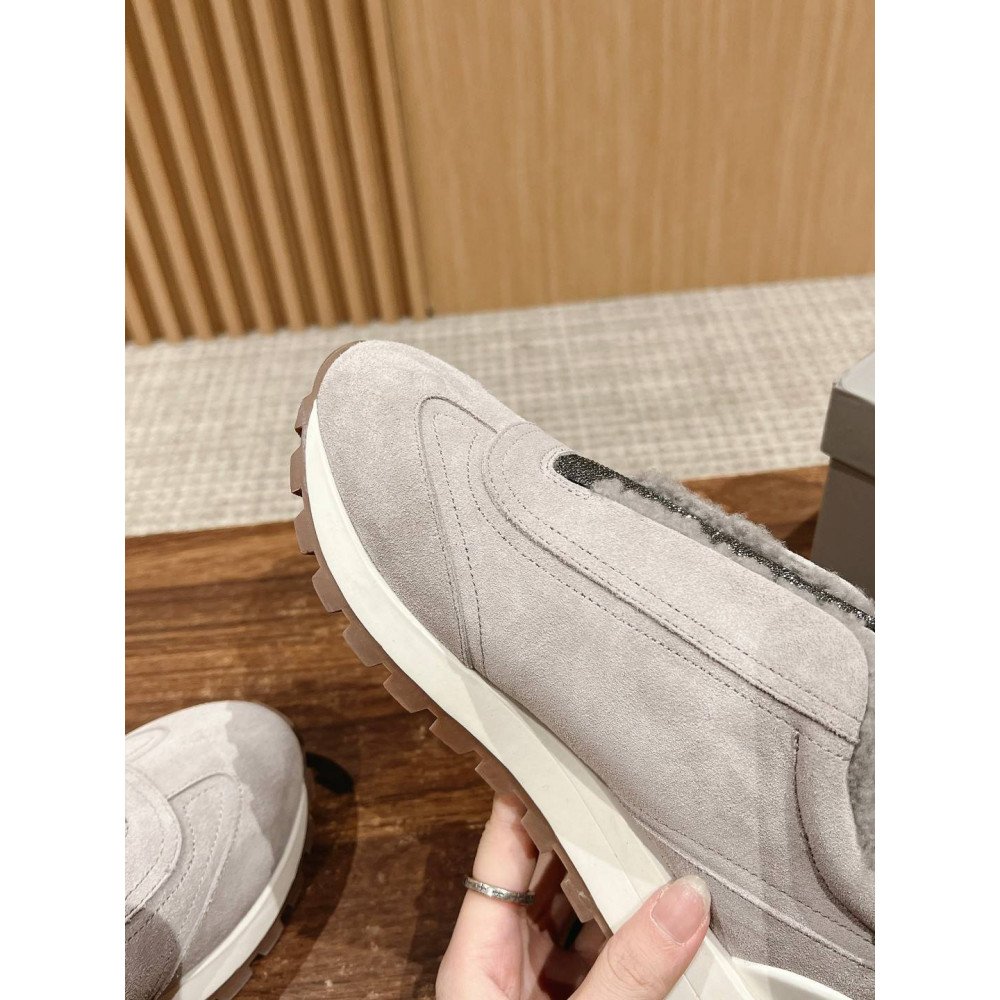 Sports shoes