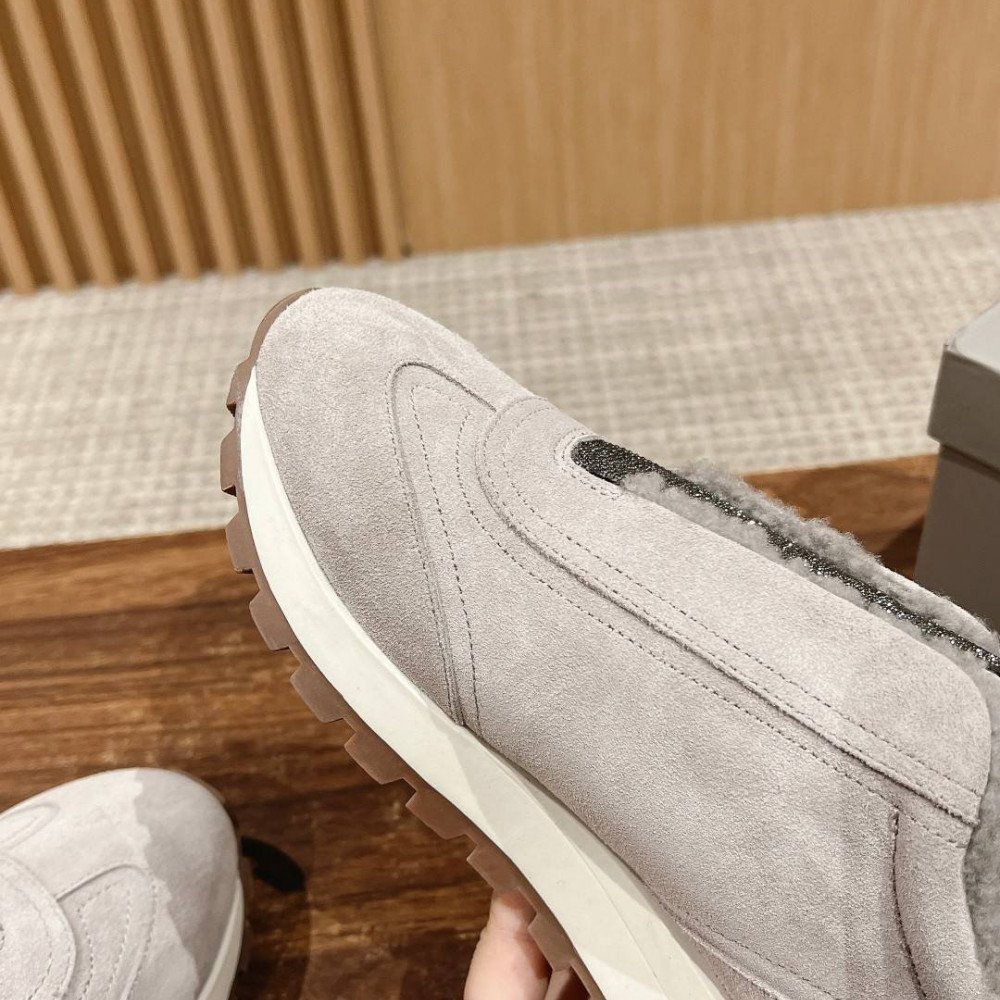 Sports shoes