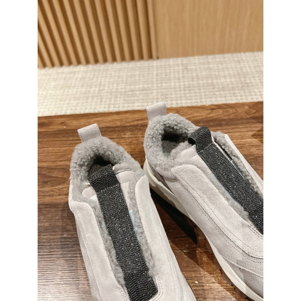 Sports shoes
