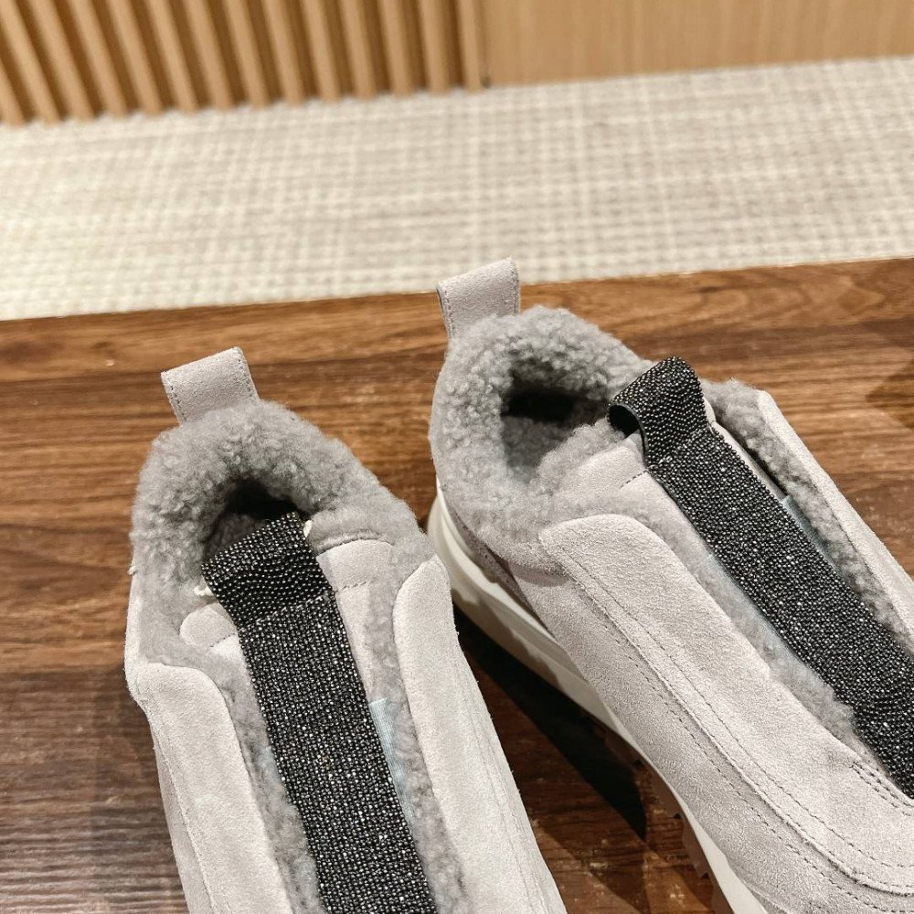 Sports shoes