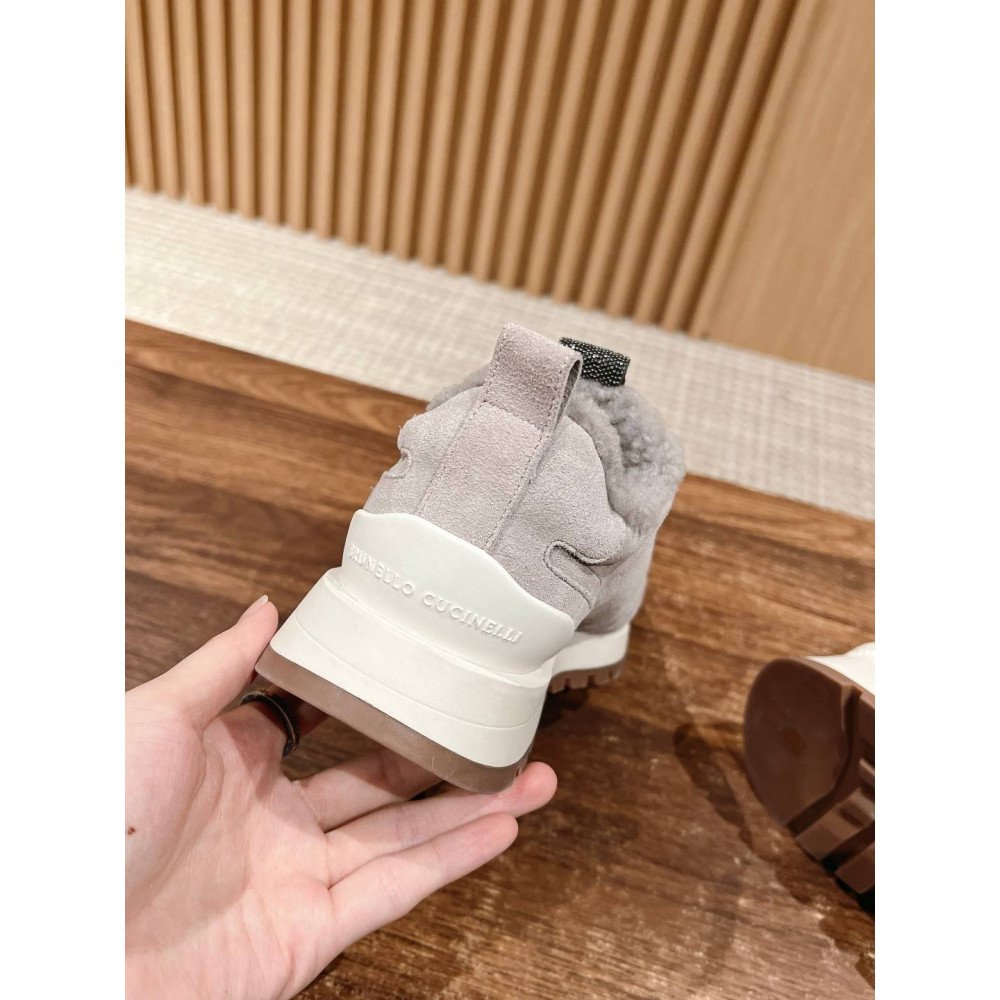 Sports shoes