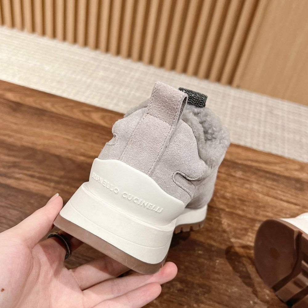 Sports shoes