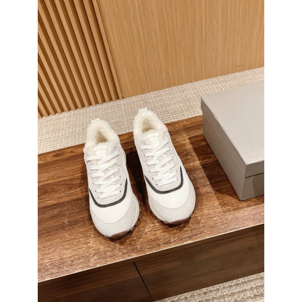Sports shoes