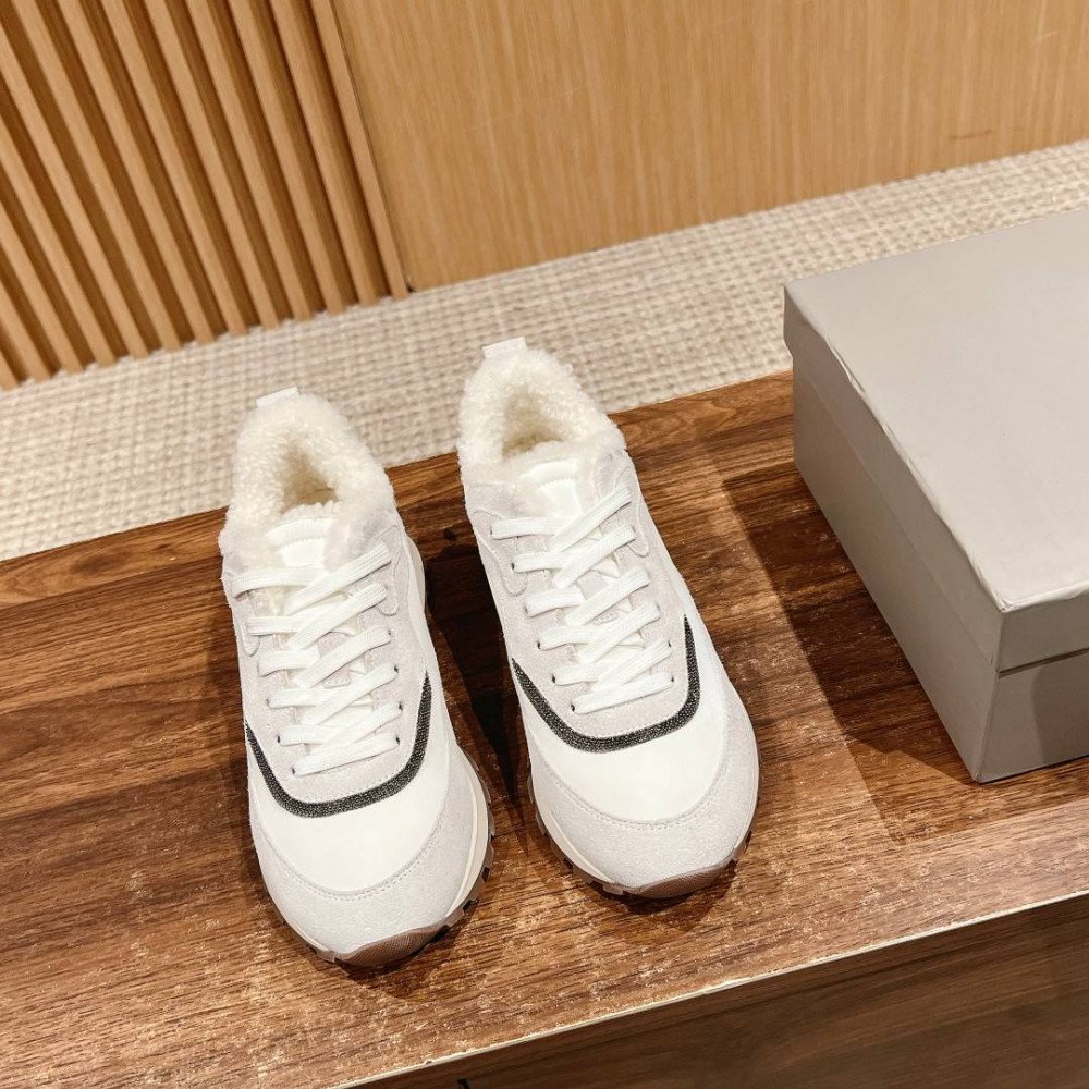 Sports shoes