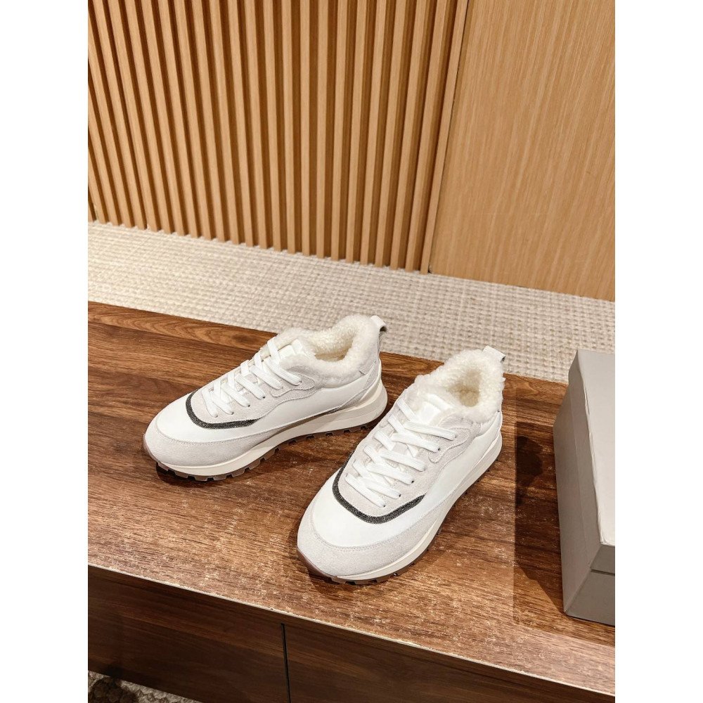 Sports shoes