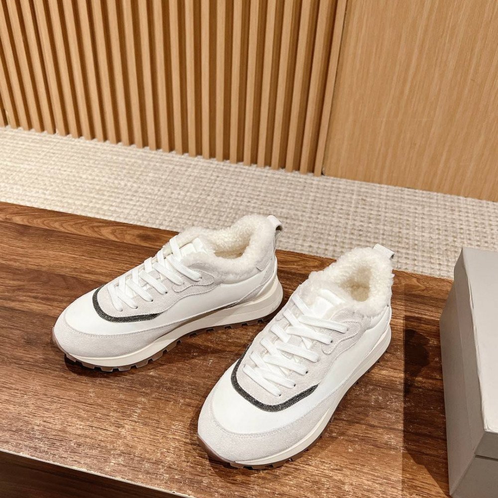 Sports shoes