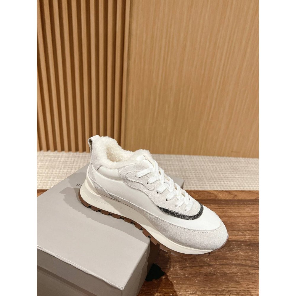 Sports shoes