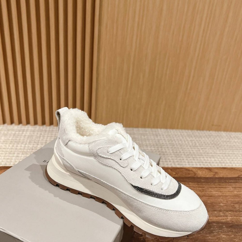 Sports shoes