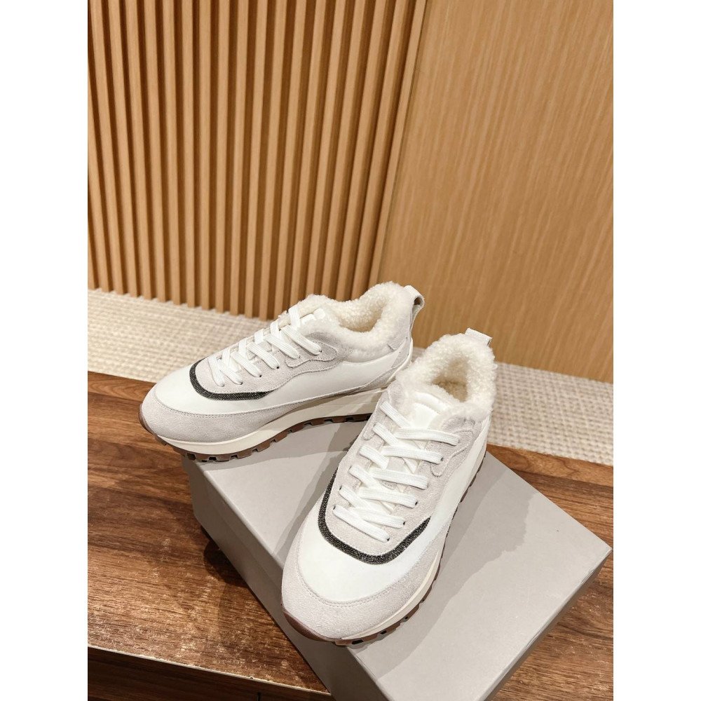 Sports shoes