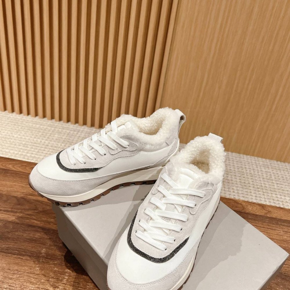 Sports shoes