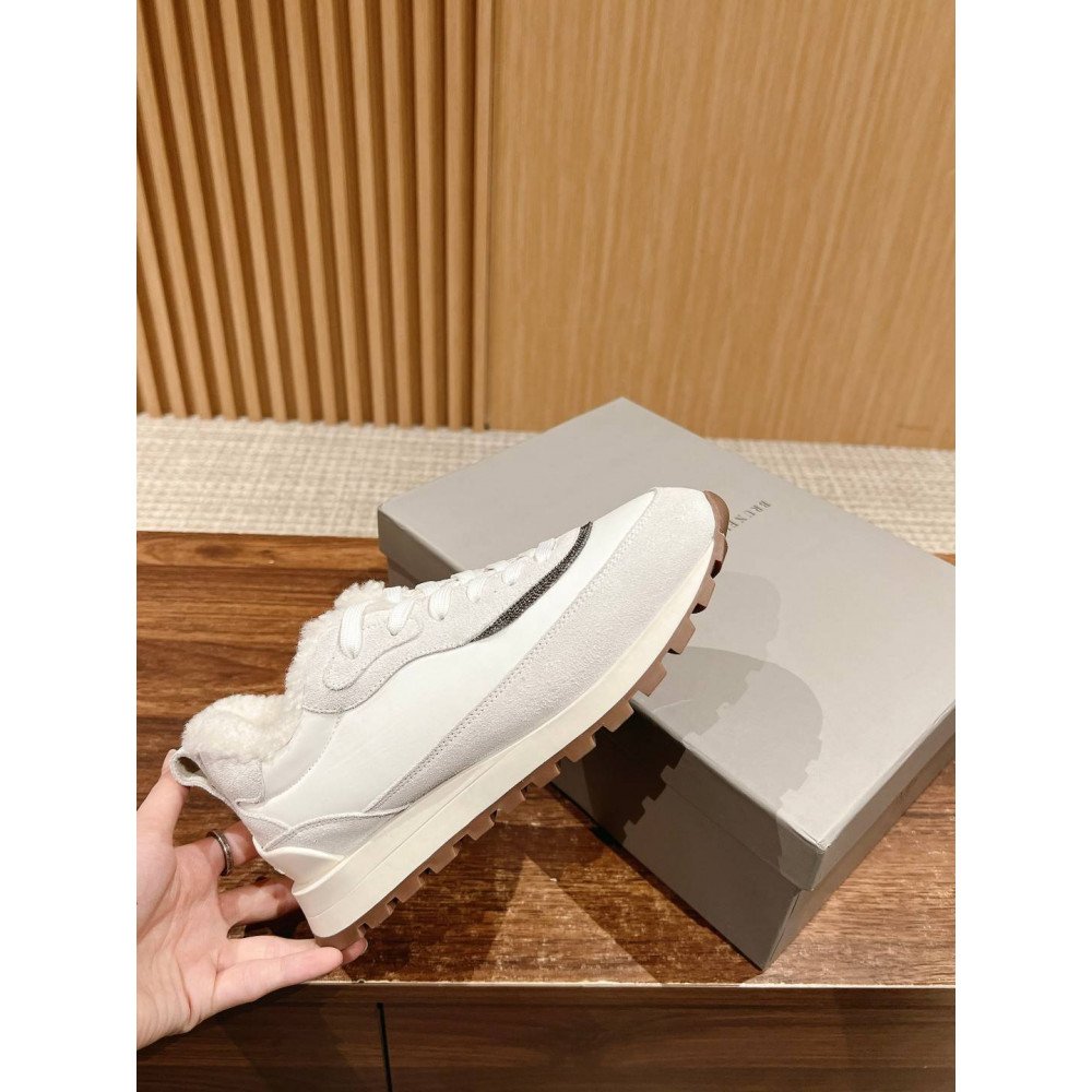 Sports shoes