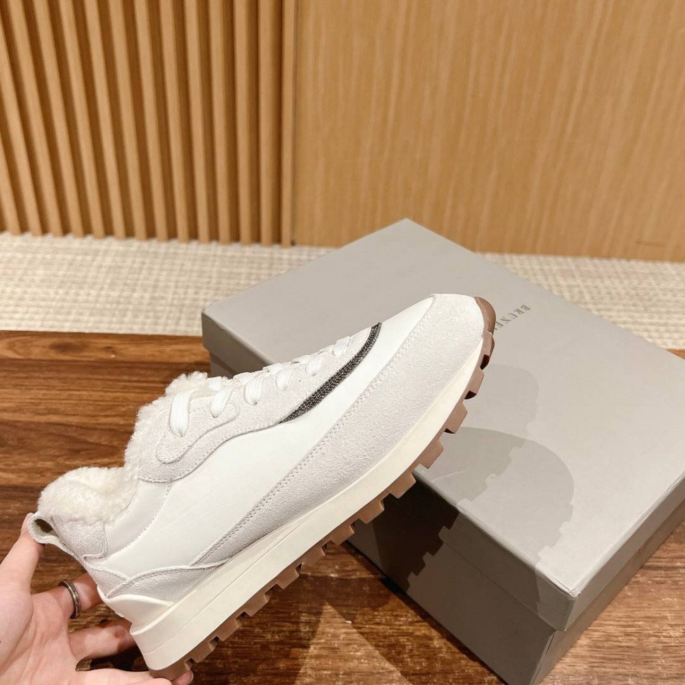 Sports shoes