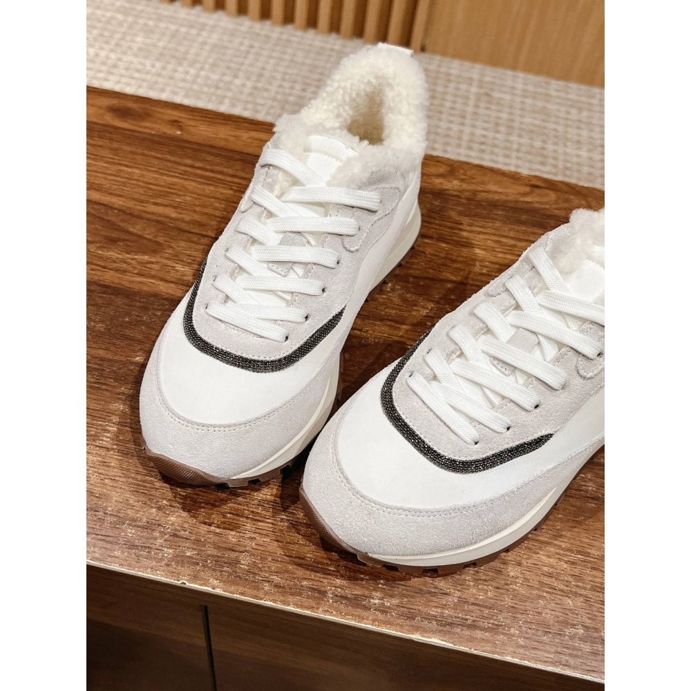 Sports shoes