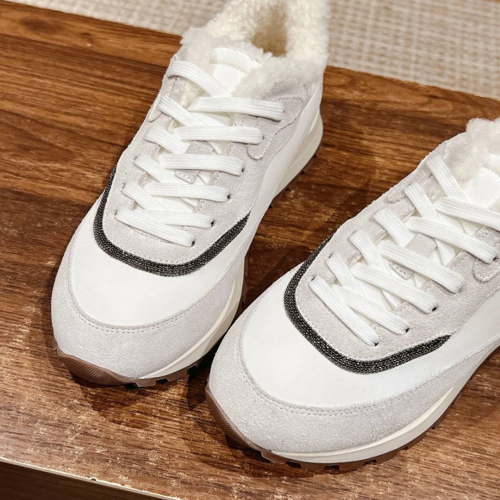 Sports shoes