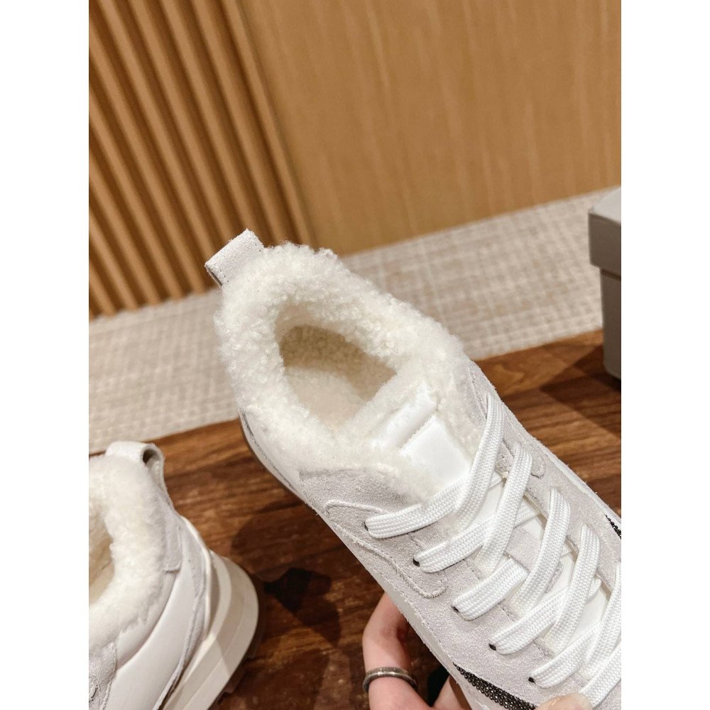 Sports shoes
