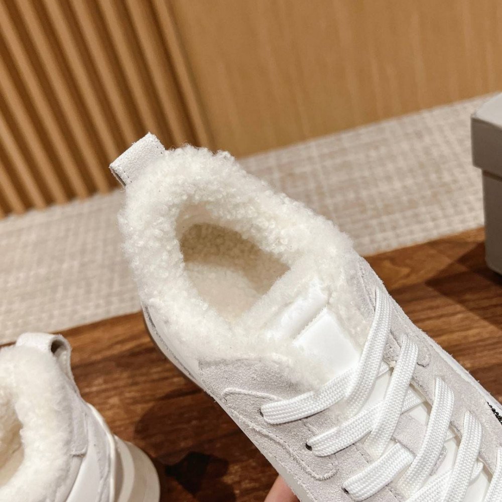 Sports shoes