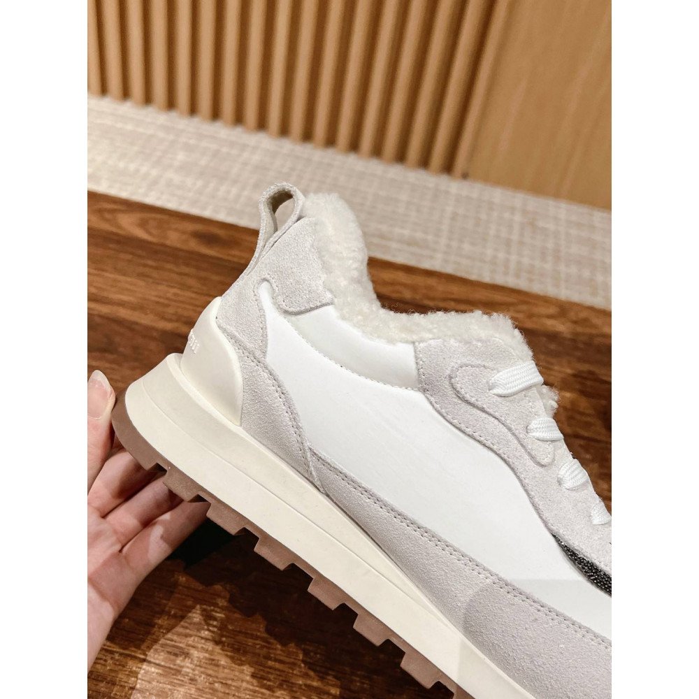 Sports shoes