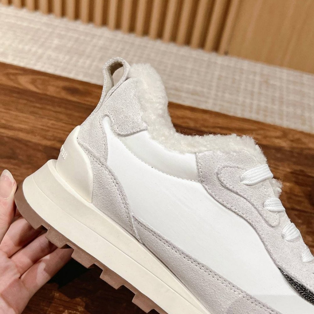Sports shoes