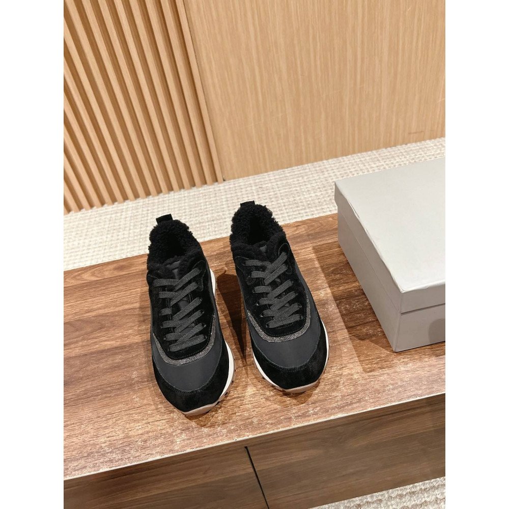 Sports shoes