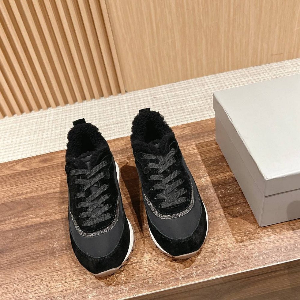 Sports shoes