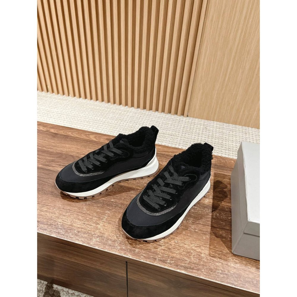 Sports shoes