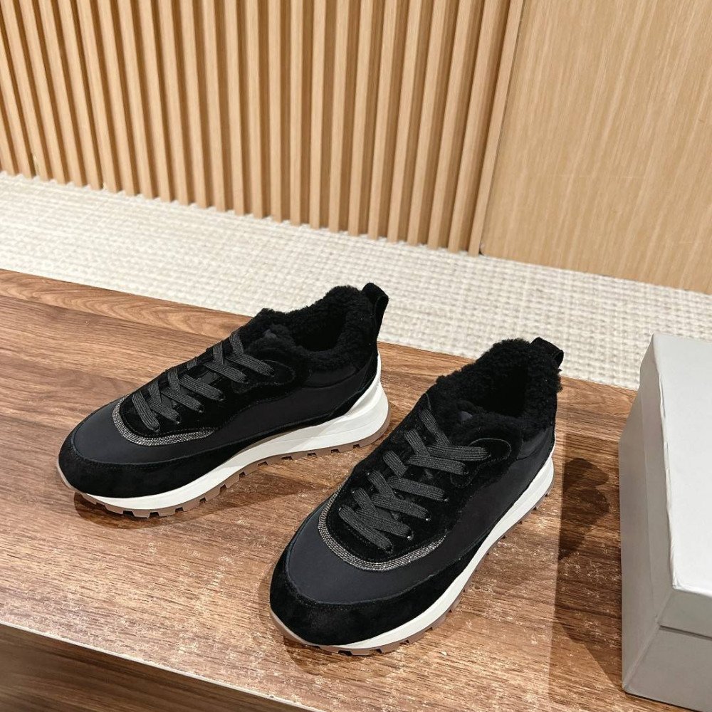 Sports shoes