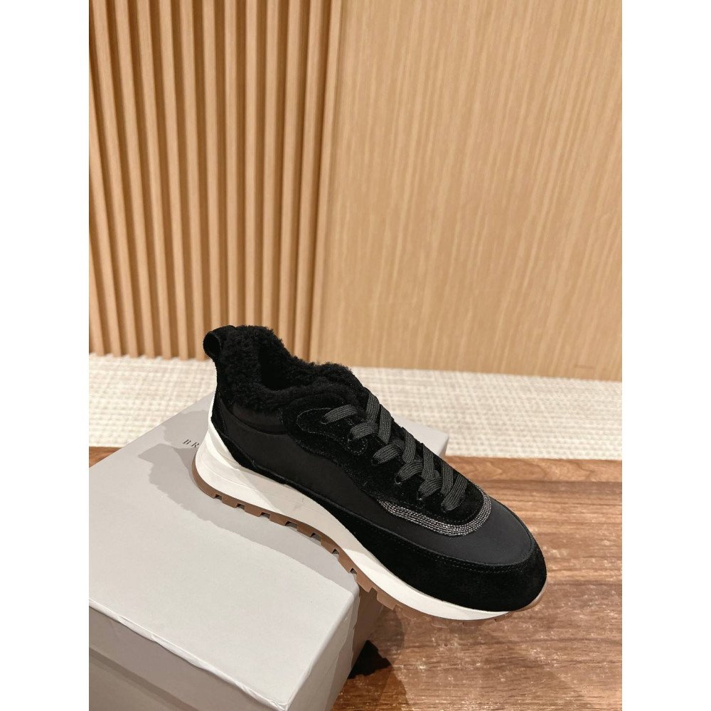 Sports shoes