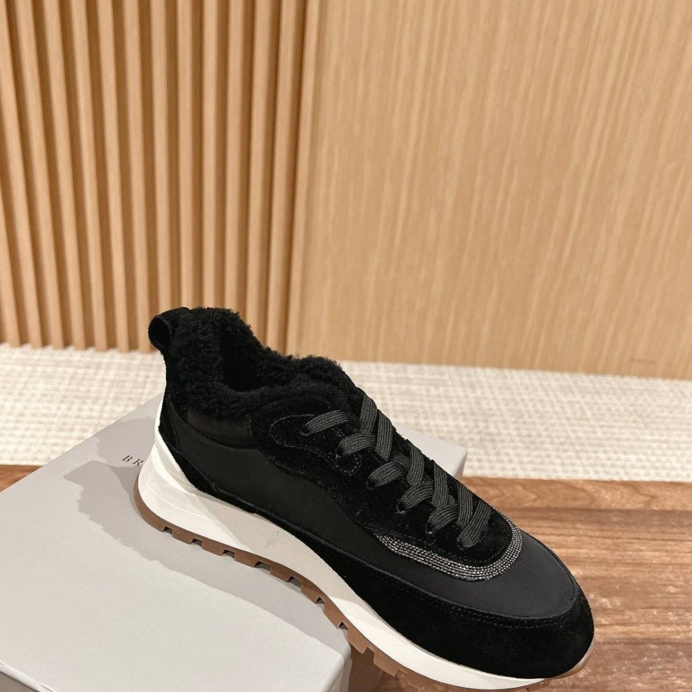 Sports shoes