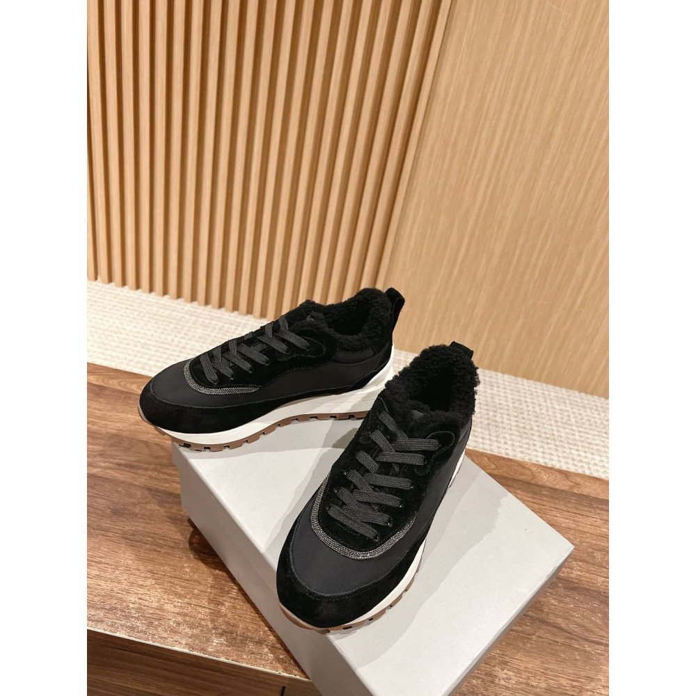 Sports shoes