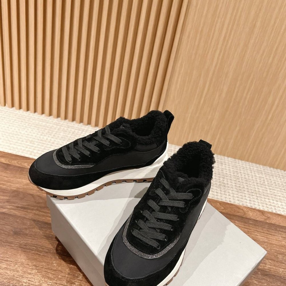 Sports shoes