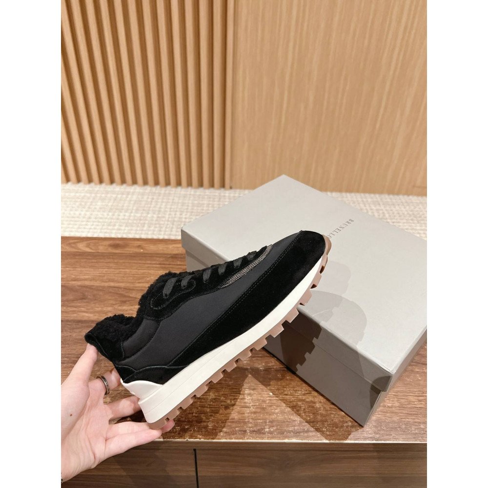 Sports shoes