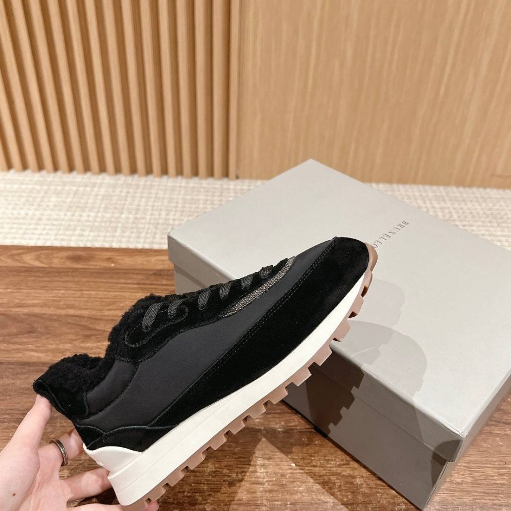Sports shoes