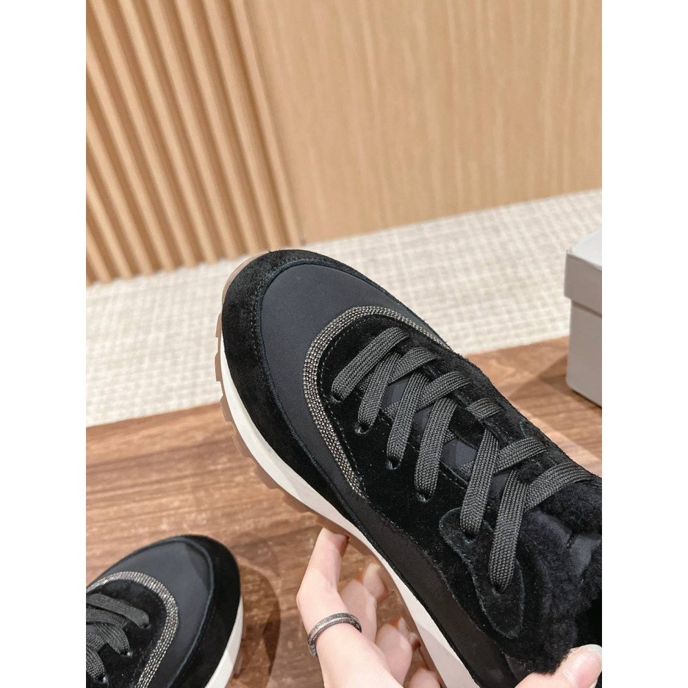 Sports shoes
