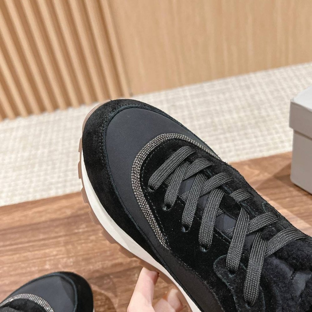 Sports shoes