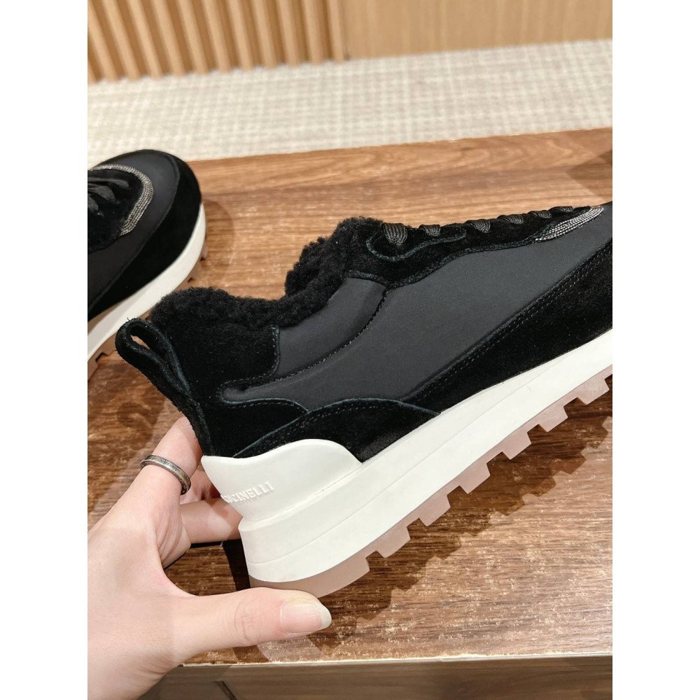 Sports shoes
