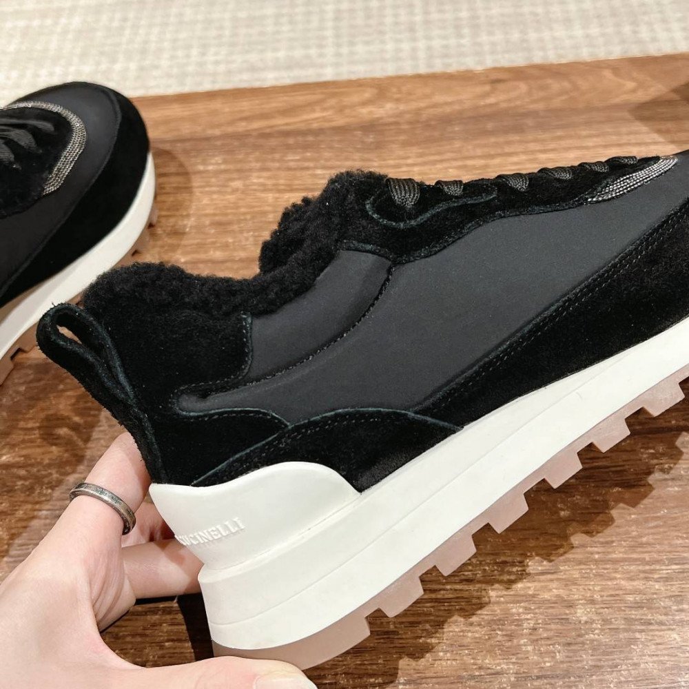 Sports shoes