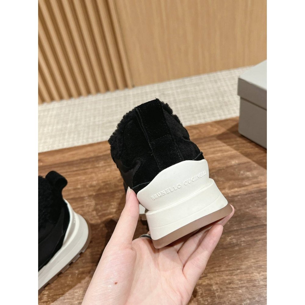 Sports shoes